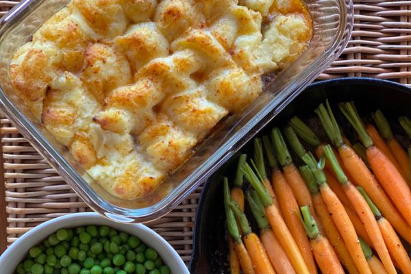 flat lay of cottage pie, carrots, peas made by dinners ready canberra